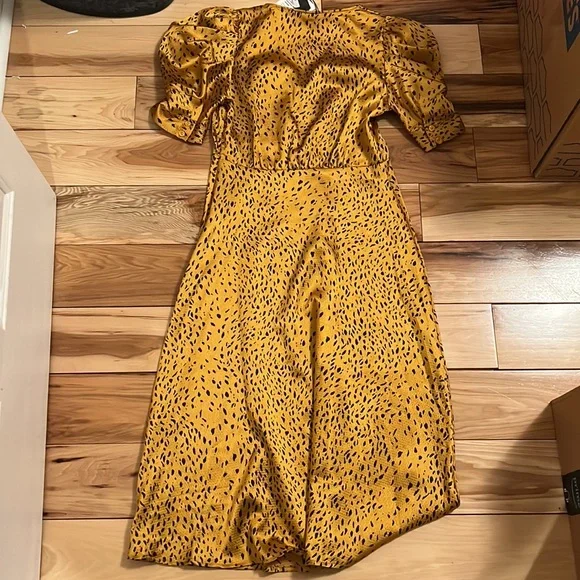 Cheetah Print MIDI Dress with Puff Sleeves - Picture 4 of 8